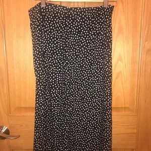 This mid skirt has a slip on the side